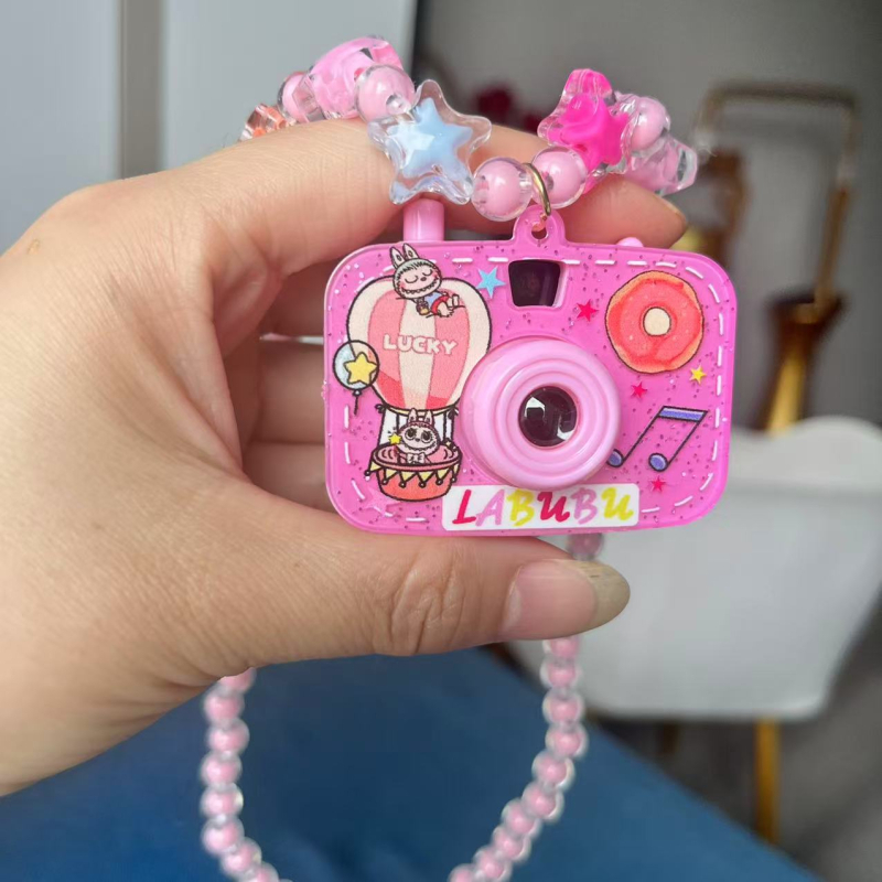 Kaelakee karikatüüriga ripats, plastik-resiin materjal, kunstlik kristall, pärlidega dekoratsioon