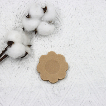 Μίας χρήσης επικολλητά προστατευτικά θηλών από μη υφαντό ύφασμα, αόρατα, υπερλεπτά, χωρίς ίχνη, σχήμα: στρογγυλό άνθος δαμάσκηνου, στυλ: σεξουαλικό.