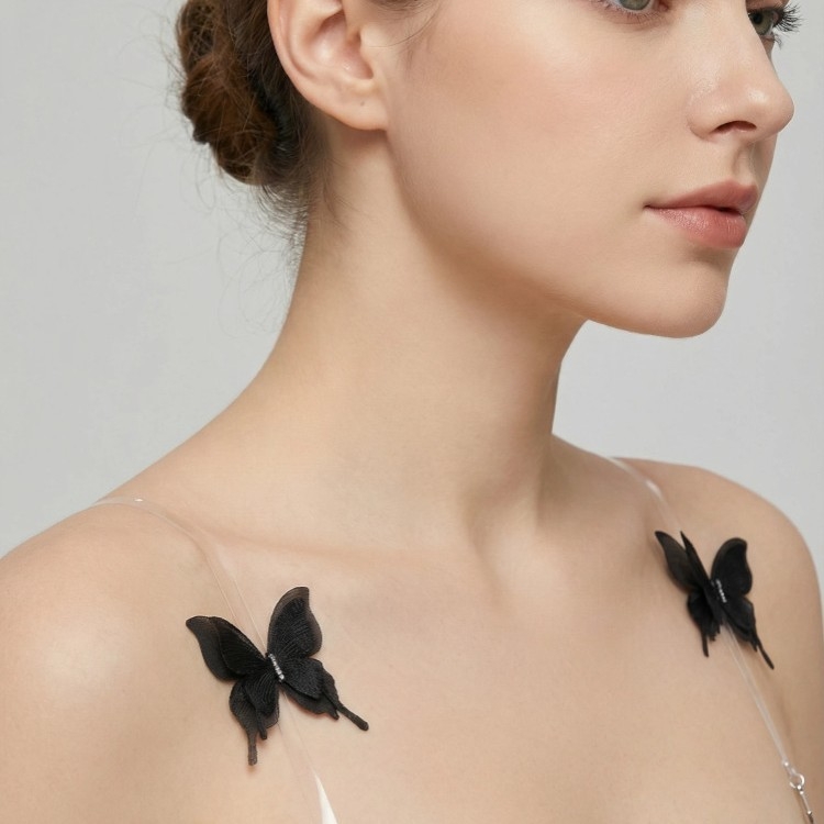 Neredzamās krūštura siksnas — caurspīdīgas, bow tie stila elementi, diamantu akcenti; Nailons; Yongwei; Izlaidums: Ziemas 2025