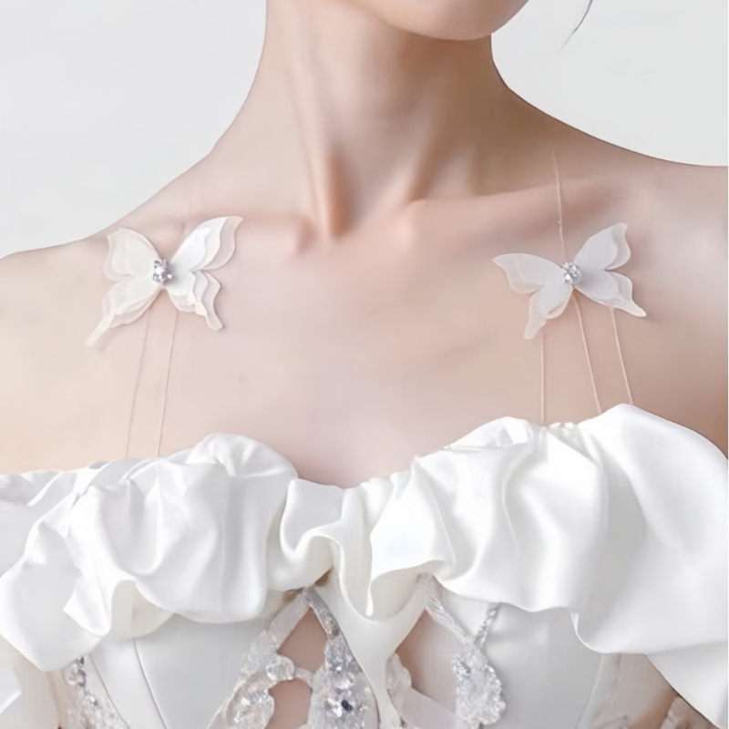 Neredzamās krūštura siksnas — caurspīdīgas, bow tie stila elementi, diamantu akcenti; Nailons; Yongwei; Izlaidums: Ziemas 2025