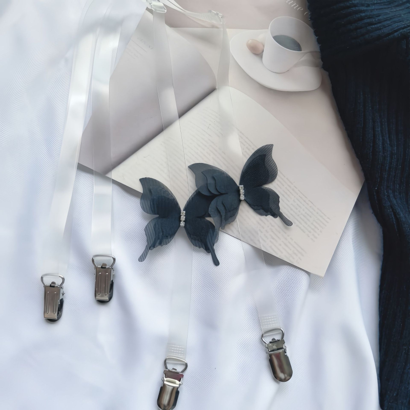 Neredzamās krūštura siksnas — caurspīdīgas, bow tie stila elementi, diamantu akcenti; Nailons; Yongwei; Izlaidums: Ziemas 2025