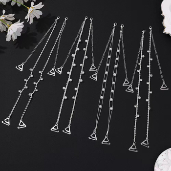 Plecu siksna apģērbam ar neizskatāmiem kristāliem un metāla pērlēm • Materiāls: titāna tērauds • Stils kods: 22105853830 • Izlaidums: 2024. gada vasara • Virsma: gluda, draudzīga ādai