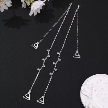 Plecu siksna apģērbam ar neizskatāmiem kristāliem un metāla pērlēm • Materiāls: titāna tērauds • Stils kods: 22105853830 • Izlaidums: 2024. gada vasara • Virsma: gluda, draudzīga ādai