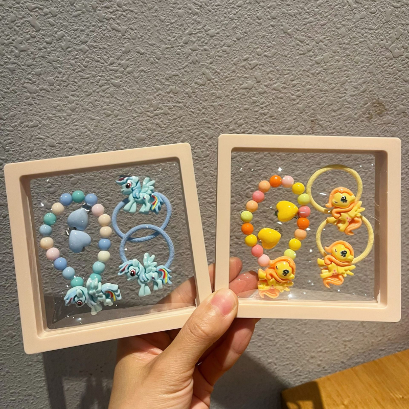 Set nakita za djecu: narukvica i naušnice s likovima crtanih likova — materijal: plastika/smola; ručna izrada; originalni dizajn; oblik: crtani likovi