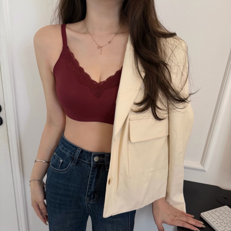 Cecily Krutch 8368 — dantelă cu fir, sutien cu cupă 3/4, cupe din burete, material Nylon, căptușeală Nylon, închidere spate cu patru rânduri de cârlige, bretele fixe