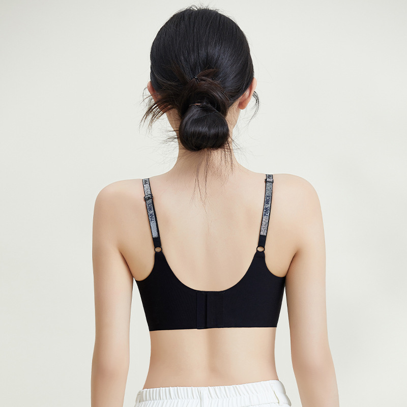 Teljes kosaras melltartó, drót nélküli, puha támasz, vékony formázott kosár, rögzített vállpántok, hátul négy sor kapoccsal