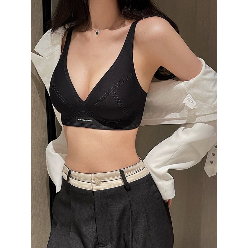 Nailona krūšturis ar 3/4 kausu, plāns formējošs kauss, bezšuvju aizmugure, fiksētas dubultās siksnas, spandeksa oderējums (<30%)