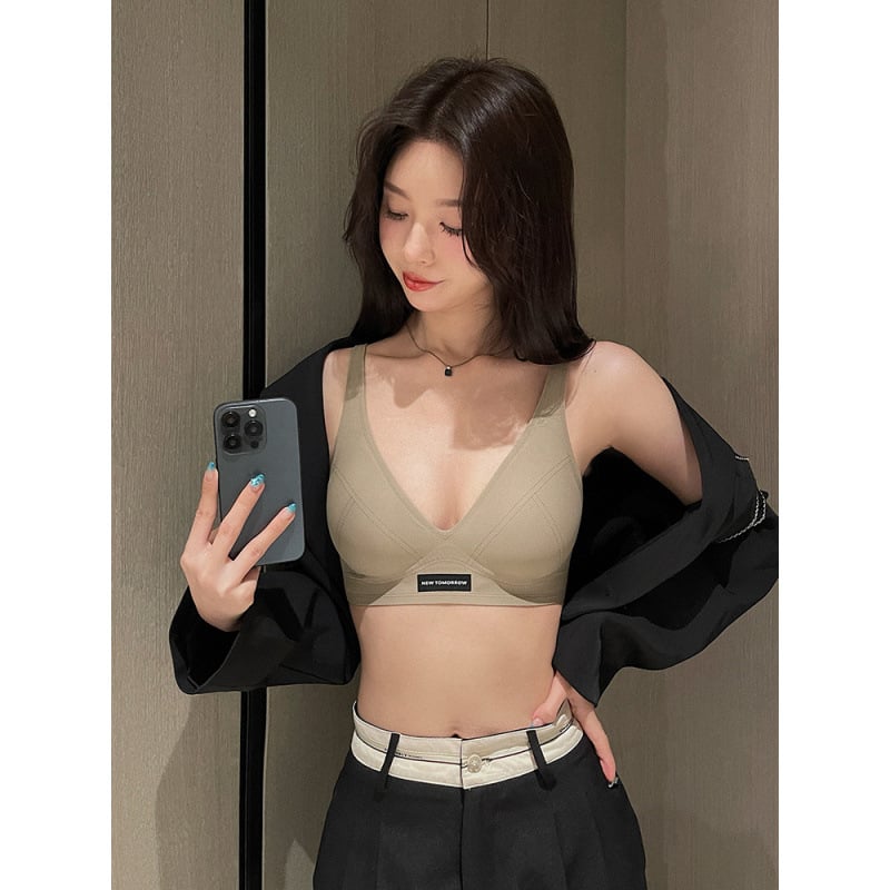 Nailona krūšturis ar 3/4 kausu, plāns formējošs kauss, bezšuvju aizmugure, fiksētas dubultās siksnas, spandeksa oderējums (<30%)