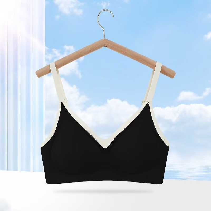 Bezvadu, bezšuvju krūšturis ar kontrastējošām siksniņām, 3/4 kausi, plānas formēšanas kausi, aizmugures triju rindu aizdare, neilona audums, elpojošs, pacel un veido muguru