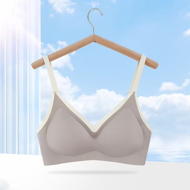 Bezvadu, bezšuvju krūšturis ar kontrastējošām siksniņām, 3/4 kausi, plānas formēšanas kausi, aizmugures triju rindu aizdare, neilona audums, elpojošs, pacel un veido muguru