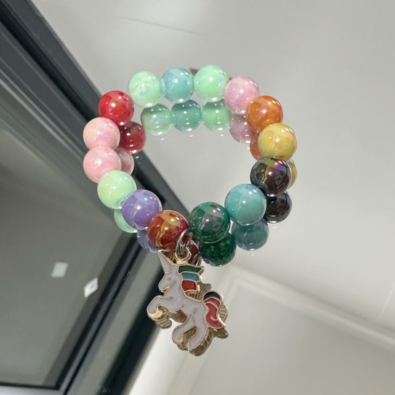 Vaikų apyrankė su vienaragio pakabuku — rankų darbo akriliniai karoliukai, animacinių personažų dizainas, logotipo spausdinimas įmanomas, amžiaus grupė 3-10 metų