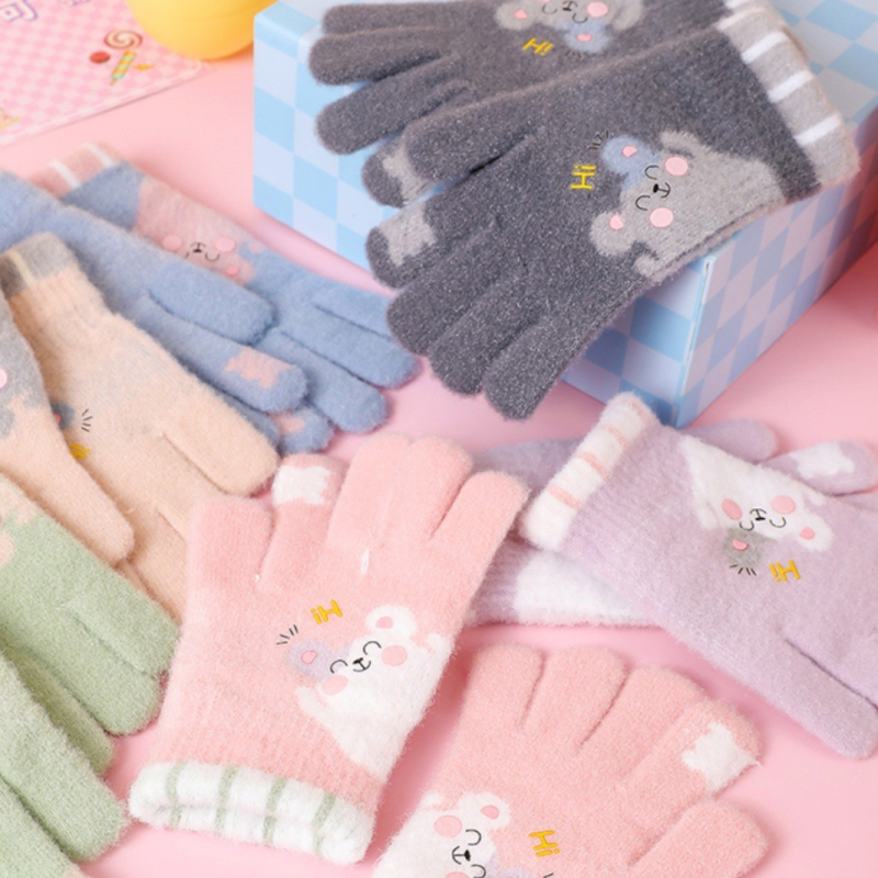 Laste kudumised kindad karikatuuriga ja eraldi sõrmedega; vanus 5–12 aastat; hoiab sooja