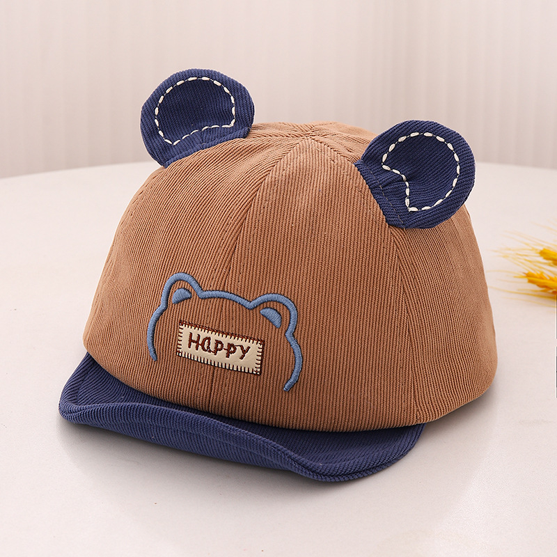 Бебешка кепка с мека козирка и куполна горна част (0–6 месеца, пролет–есен)