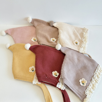 Laste talvemüts kaheskiire kõrvakaitsega, lille- ja tähtmotiiv, tuulekindel, tie-dye efektiga kudum, vanus 6–12 kuud ja 1–2 aastat; võlur-mütsi stiil