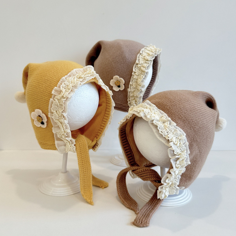 Laste talvemüts kaheskiire kõrvakaitsega, lille- ja tähtmotiiv, tuulekindel, tie-dye efektiga kudum, vanus 6–12 kuud ja 1–2 aastat; võlur-mütsi stiil