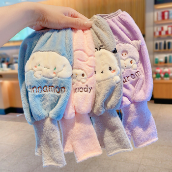 Laste plüüsist käerõngad Cinnamon Dog motiiviga, ühetone erimustriga, 100% puuvill, reljeetne tekstuur, hoiab sooja, sügis-talv