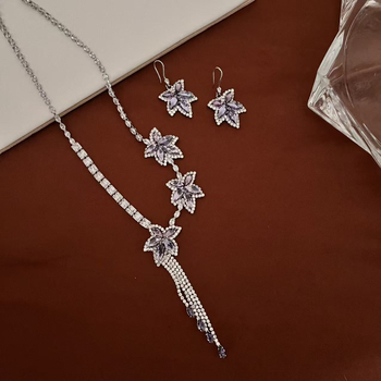 Set nakita s cirkonima: naušnice i ogrlica, od legure, motiv insekata, običan lanac