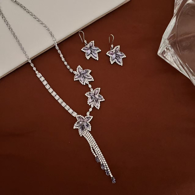 Set nakita s cirkonima: naušnice i ogrlica, od legure, motiv insekata, običan lanac