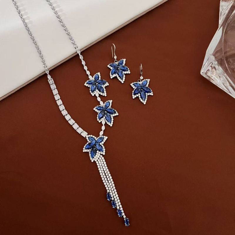 Set nakita s cirkonima: naušnice i ogrlica, od legure, motiv insekata, običan lanac