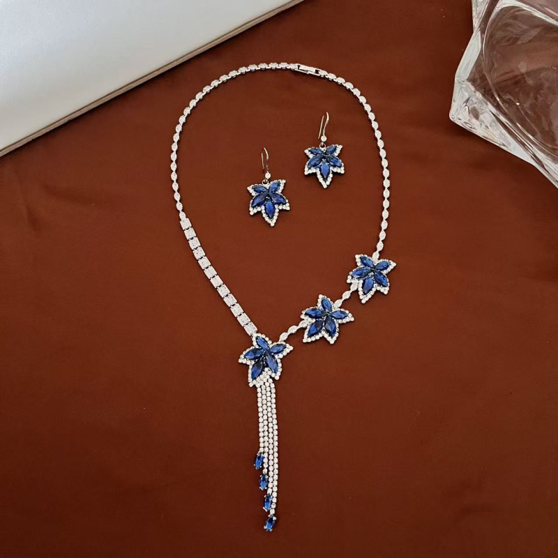 Set nakita s cirkonima: naušnice i ogrlica, od legure, motiv insekata, običan lanac