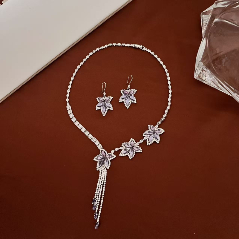 Set nakita s cirkonima: naušnice i ogrlica, od legure, motiv insekata, običan lanac