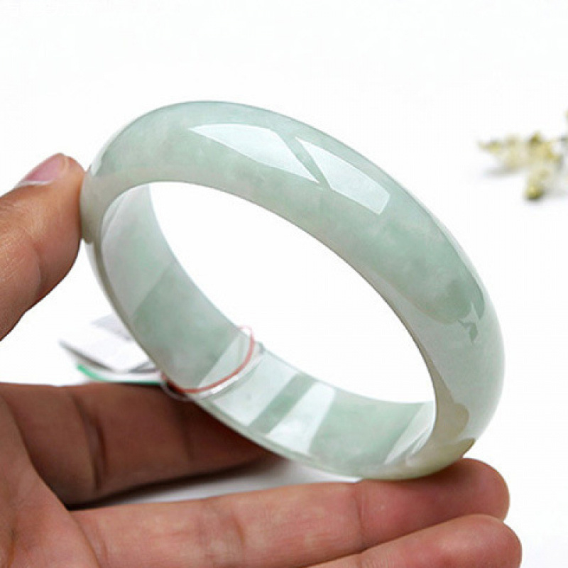 Käevõru – jade kuldse sissepanekutega, käsitöö, Guangzhou päritolu, välja antud 2024 talvel