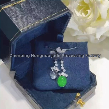 Медальон с халцедон инкрустиране, овална форма, стил пискюли, естествен камък