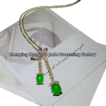 Медальон с халцедон инкрустиране, овална форма, стил пискюли, естествен камък