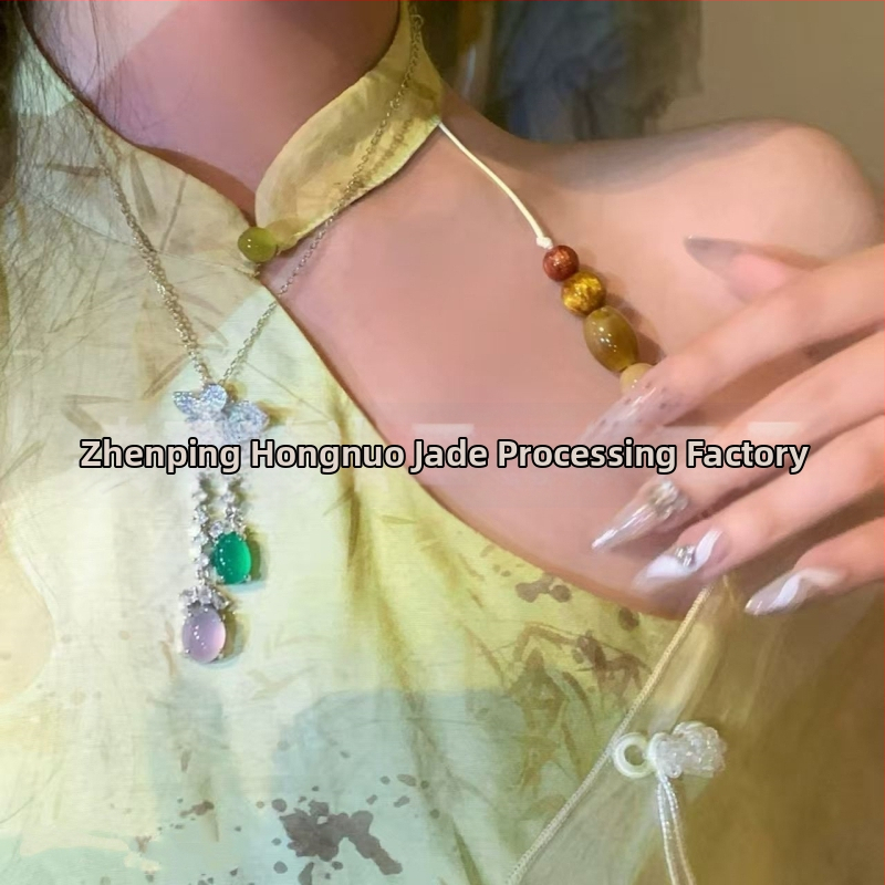 Медальон с халцедон инкрустиране, овална форма, стил пискюли, естествен камък