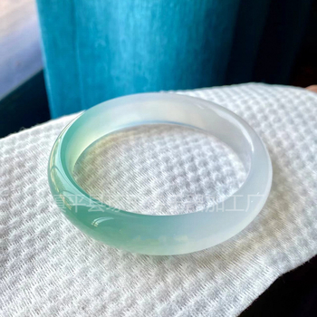 Гривна от калцедон – естествен материал, кръгла форма, естествен процес, стил лайт лукс