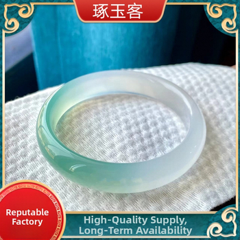 Гривна от калцедон – естествен материал, кръгла форма, естествен процес, стил лайт лукс