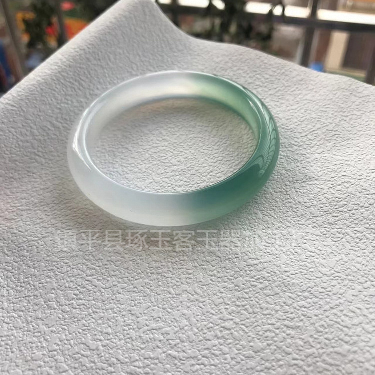 Гривна от калцедон – естествен материал, кръгла форма, естествен процес, стил лайт лукс