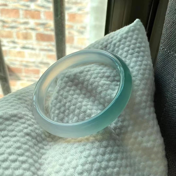 Гривна от калцедон – естествен материал, кръгла форма, естествен процес, стил лайт лукс