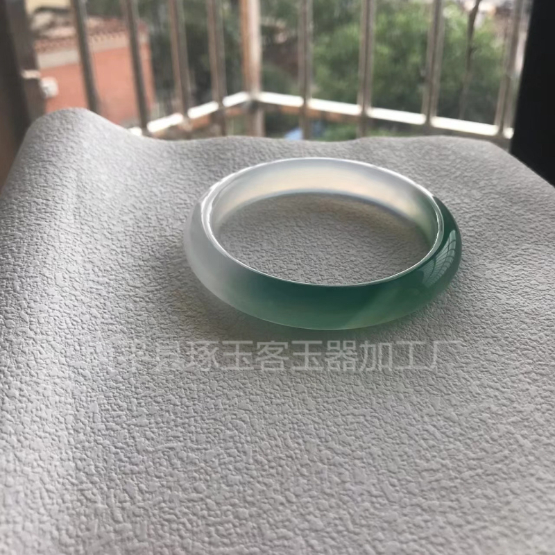 Гривна от калцедон – естествен материал, кръгла форма, естествен процес, стил лайт лукс