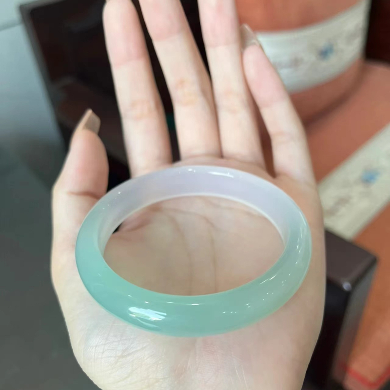 Гривна от калцедон – естествен материал, кръгла форма, естествен процес, стил лайт лукс