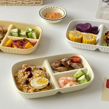 Jaotatud hommikusöögi taldrik jaotustestidega, portsioneeritud keraamiline taldrik täiskasvanutele, ühe inimese portsjon, kaasaegne minimalism, uus hiina stiil