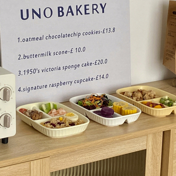 Jaotatud hommikusöögi taldrik jaotustestidega, portsioneeritud keraamiline taldrik täiskasvanutele, ühe inimese portsjon, kaasaegne minimalism, uus hiina stiil