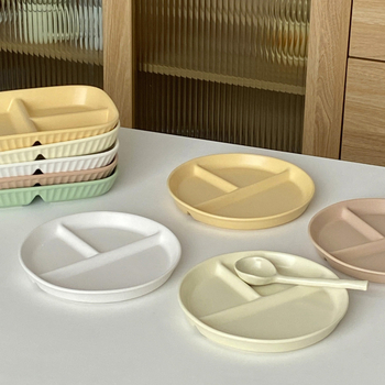 Jaotatud hommikusöögi taldrik jaotustestidega, portsioneeritud keraamiline taldrik täiskasvanutele, ühe inimese portsjon, kaasaegne minimalism, uus hiina stiil