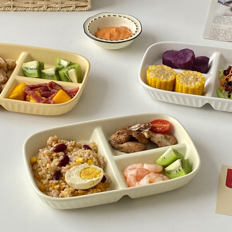 Jaotatud hommikusöögi taldrik jaotustestidega, portsioneeritud keraamiline taldrik täiskasvanutele, ühe inimese portsjon, kaasaegne minimalism, uus hiina stiil