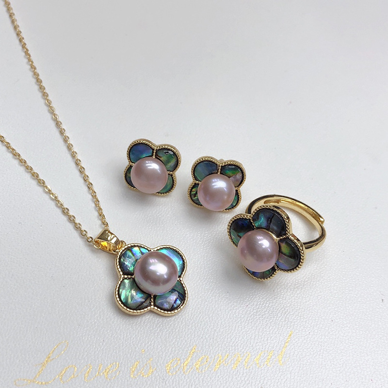 Φρέσκα μαργαριράρια σετ τριών τεμαχίων: κρεμαστό, σκουλαρίκια και δαχτυλίδι, με λεπτομέρειες από όστρακο αβάλων, κράμα, αγροτικό στυλ