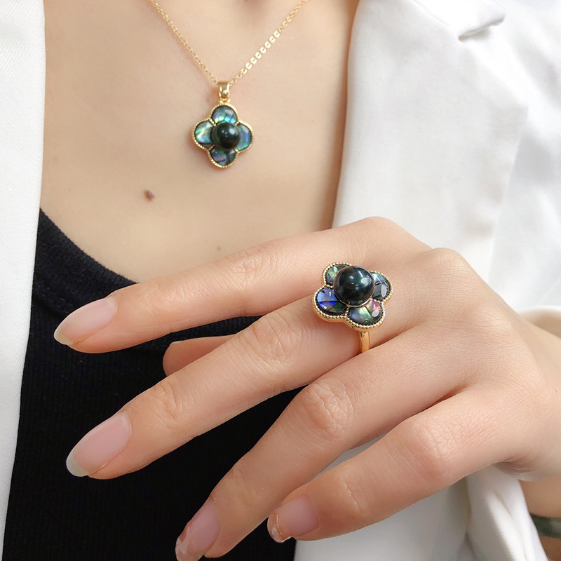 Φρέσκα μαργαριράρια σετ τριών τεμαχίων: κρεμαστό, σκουλαρίκια και δαχτυλίδι, με λεπτομέρειες από όστρακο αβάλων, κράμα, αγροτικό στυλ