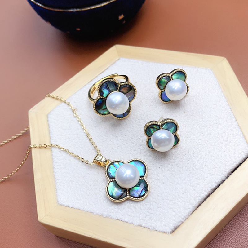 Φρέσκα μαργαριράρια σετ τριών τεμαχίων: κρεμαστό, σκουλαρίκια και δαχτυλίδι, με λεπτομέρειες από όστρακο αβάλων, κράμα, αγροτικό στυλ