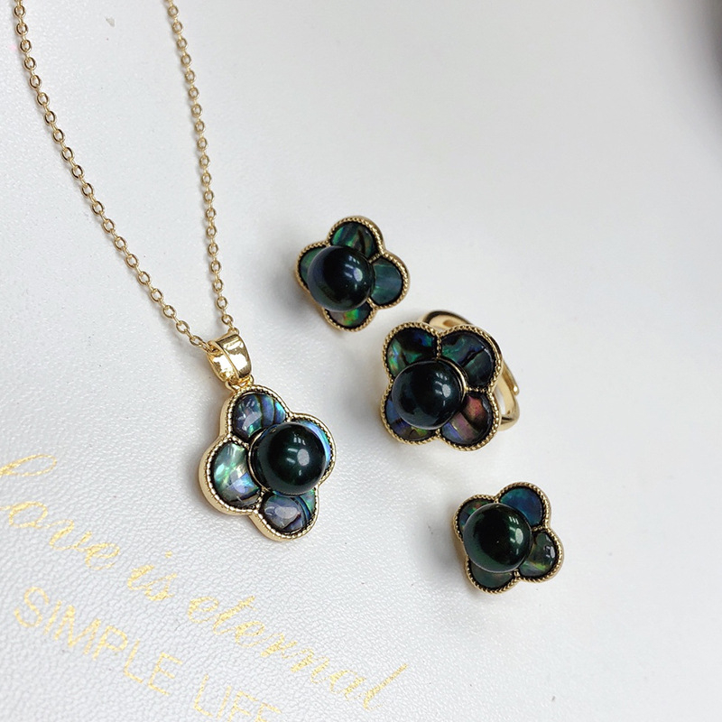 Φρέσκα μαργαριράρια σετ τριών τεμαχίων: κρεμαστό, σκουλαρίκια και δαχτυλίδι, με λεπτομέρειες από όστρακο αβάλων, κράμα, αγροτικό στυλ