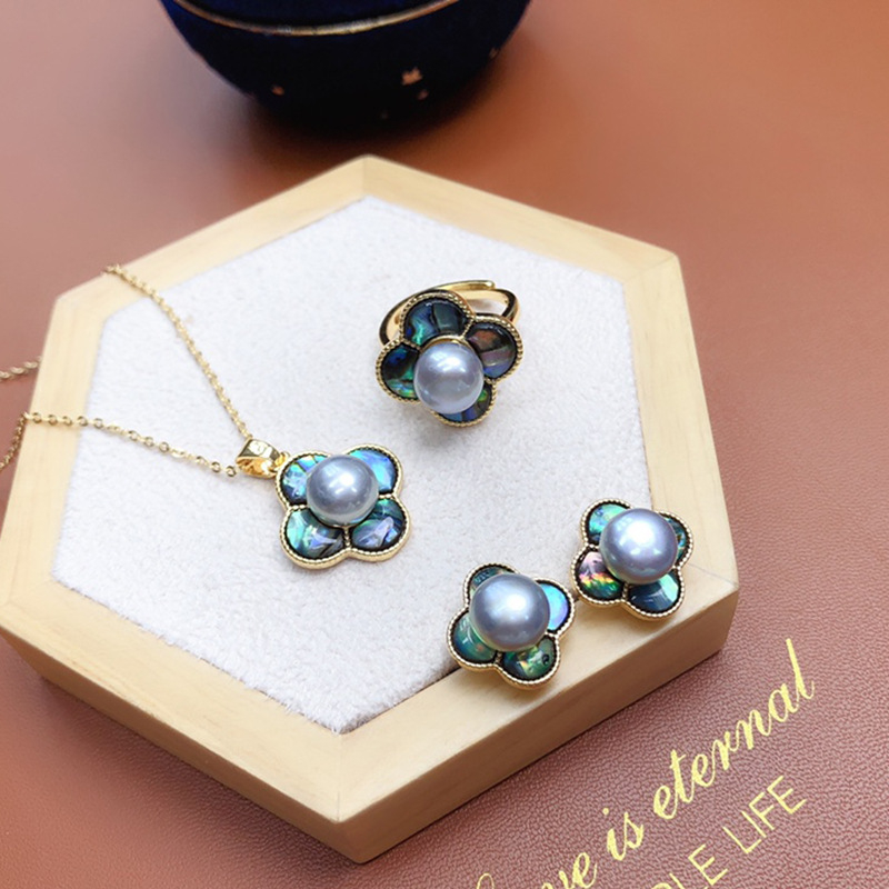 Φρέσκα μαργαριράρια σετ τριών τεμαχίων: κρεμαστό, σκουλαρίκια και δαχτυλίδι, με λεπτομέρειες από όστρακο αβάλων, κράμα, αγροτικό στυλ