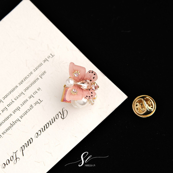 Καρφίτσα: Χειροποίητο μοτίβο πεταλούδας με ανάμικτα υλικά; σχήματα: ζώο και λουλούδι; διακοσμητικό, αντι-έκθεση, πρωτότυπος σχεδιασμός.