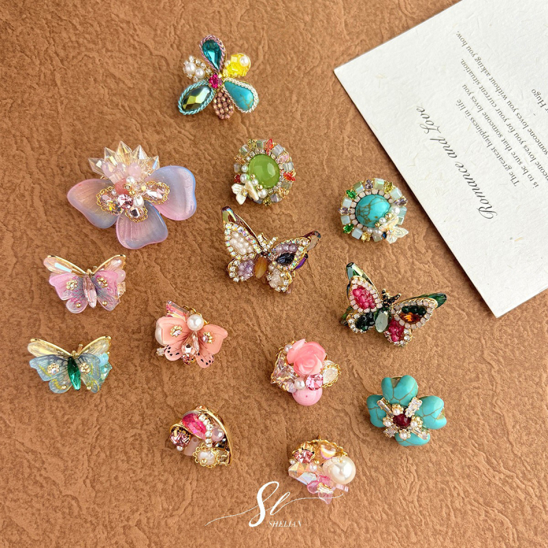 Καρφίτσα: Χειροποίητο μοτίβο πεταλούδας με ανάμικτα υλικά; σχήματα: ζώο και λουλούδι; διακοσμητικό, αντι-έκθεση, πρωτότυπος σχεδιασμός.