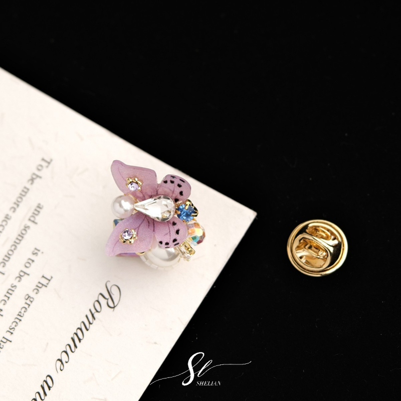 Καρφίτσα: Χειροποίητο μοτίβο πεταλούδας με ανάμικτα υλικά; σχήματα: ζώο και λουλούδι; διακοσμητικό, αντι-έκθεση, πρωτότυπος σχεδιασμός.