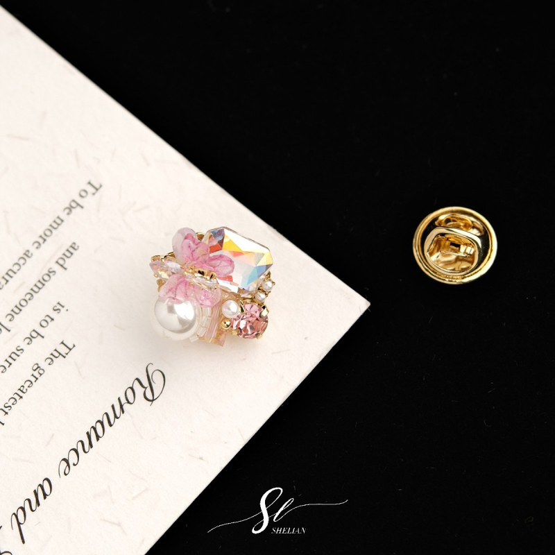 Καρφίτσα: Χειροποίητο μοτίβο πεταλούδας με ανάμικτα υλικά; σχήματα: ζώο και λουλούδι; διακοσμητικό, αντι-έκθεση, πρωτότυπος σχεδιασμός.