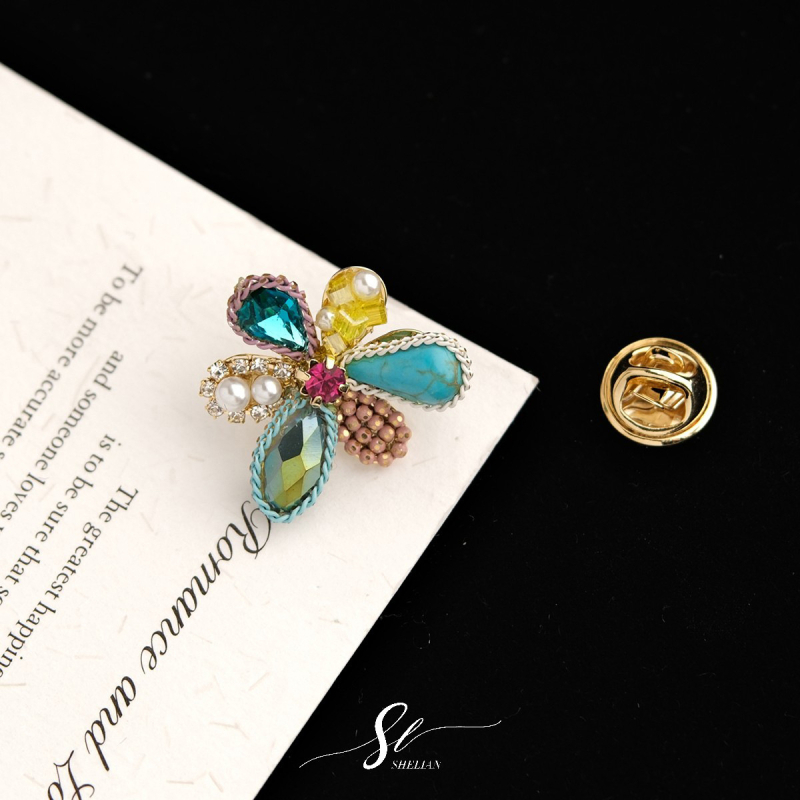 Καρφίτσα: Χειροποίητο μοτίβο πεταλούδας με ανάμικτα υλικά; σχήματα: ζώο και λουλούδι; διακοσμητικό, αντι-έκθεση, πρωτότυπος σχεδιασμός.