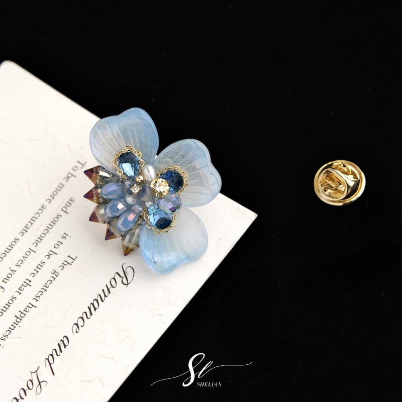 Καρφίτσα: Χειροποίητο μοτίβο πεταλούδας με ανάμικτα υλικά; σχήματα: ζώο και λουλούδι; διακοσμητικό, αντι-έκθεση, πρωτότυπος σχεδιασμός.